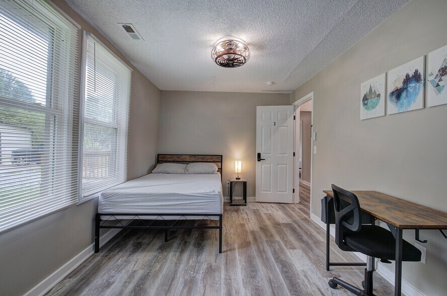 Room 3 - 227 Saint Elmo Cir