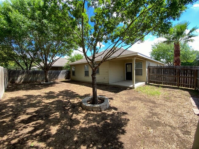 Building Photo - 1 STORY 3 BEDROOM WITH AN OFFICE AND 2 BATHROOM.