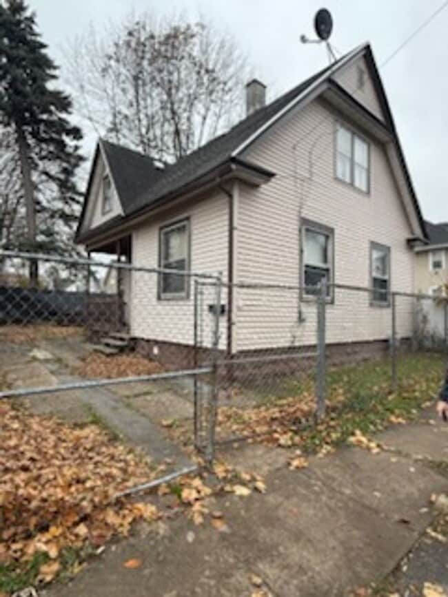 Building Photo - 2 Bedroom House with Fenced in backyard