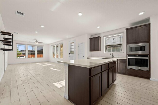 Building Photo - 8011 Orizzonte St