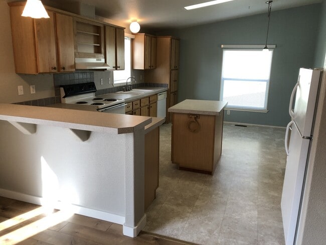 Building Photo - Beautiful and Convenient Turner Location!