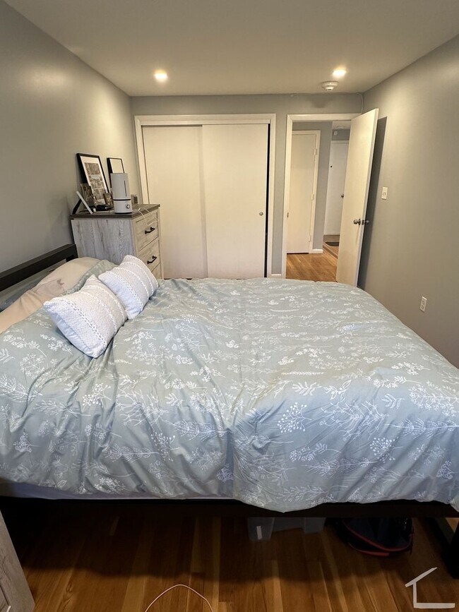 Building Photo - Luxurious 1 bed in Brighton with parking included available 9/1/26