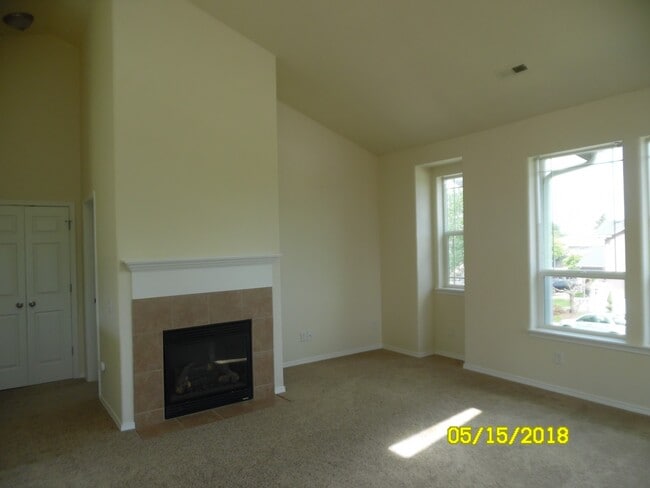 Building Photo - 325 NW Cypress St