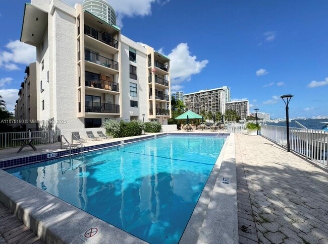 Building Photo - 2201 Brickell Ave