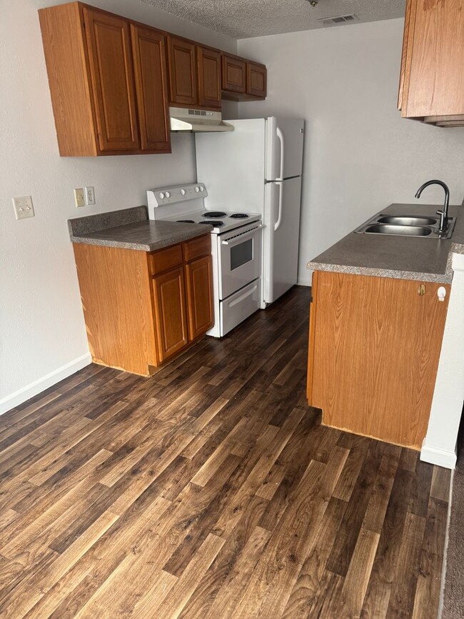 Building Photo - Spacious 2 bedroom/ 1 bath unit with inclu...