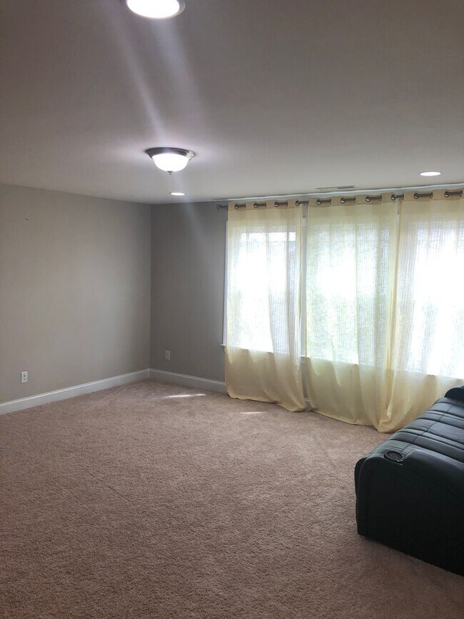 Building Photo - Lake Front Community 4 bed, 3 bath