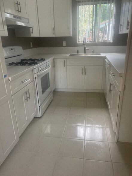 Kitchen - 10512 Sunland Blvd