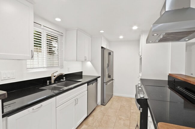 Building Photo - Coastal Living in the Heart of Corona del Mar
