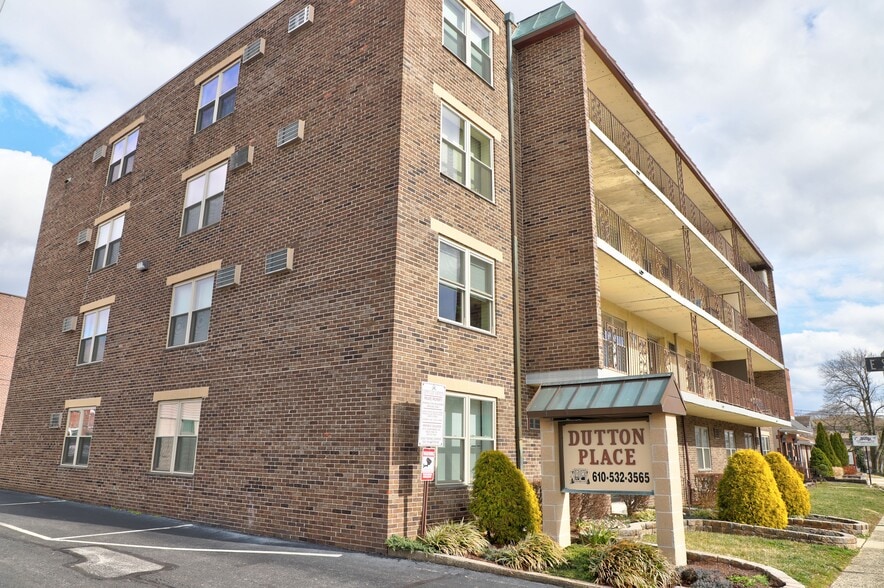 Primary Photo - 131 Dutton St