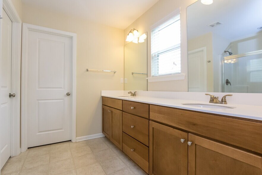 Building Photo - 374 Darbys Run Ct