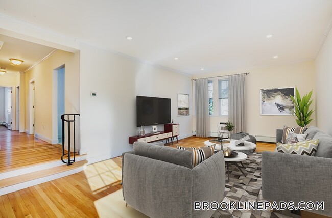 Building Photo - 1539 Beacon St