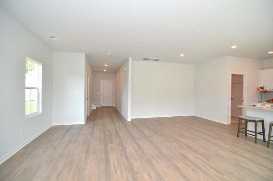 family room toward front and dining area - 333 Matuskovic Dr