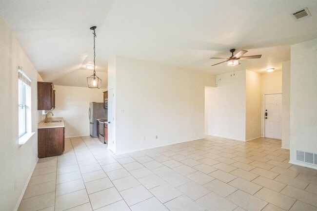 Building Photo - 224 Amber Ln