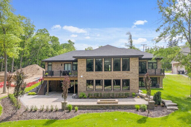 Building Photo - 2322 Cherrylawn Ave
