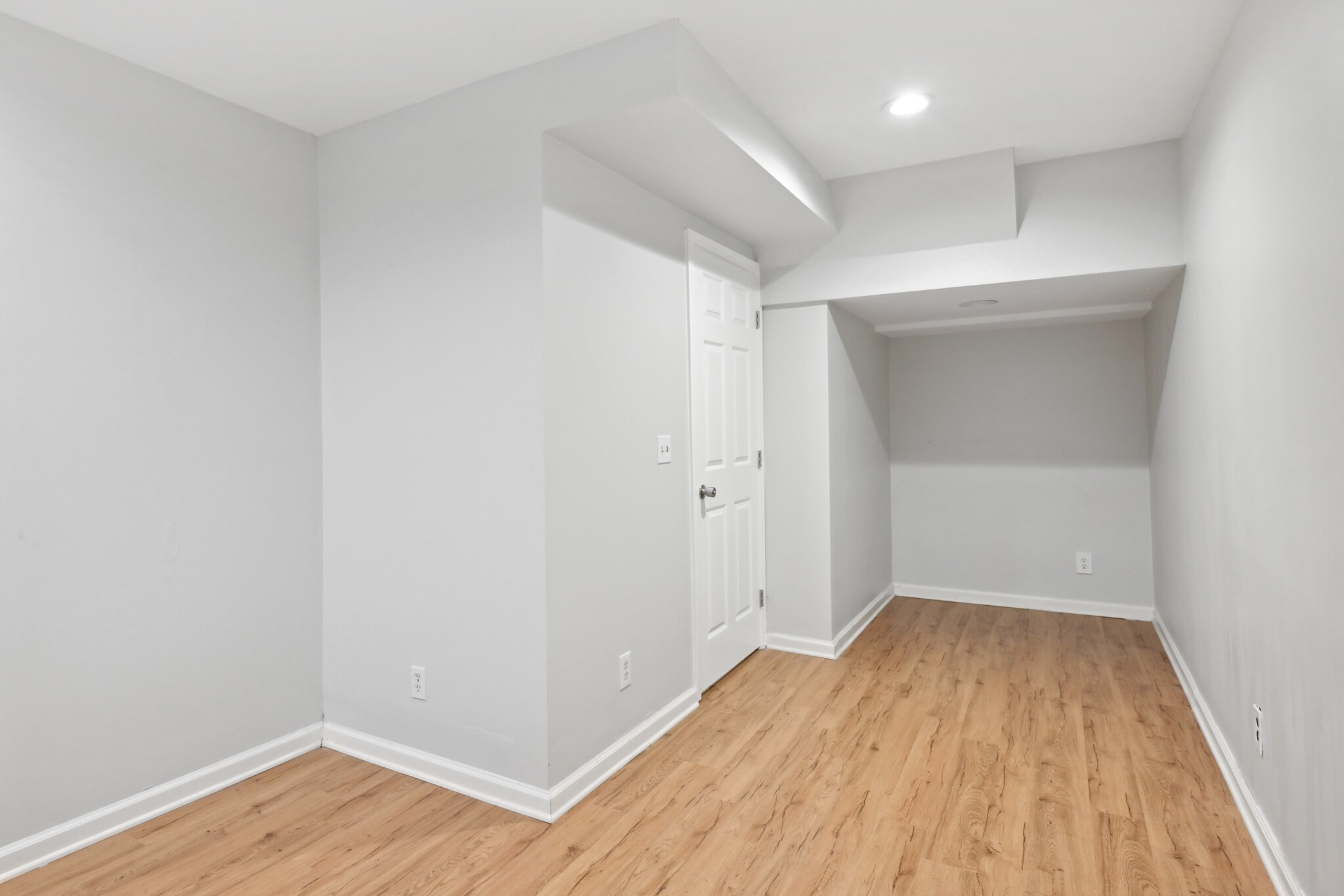 Building Photo - 11 Ivy Sq NE