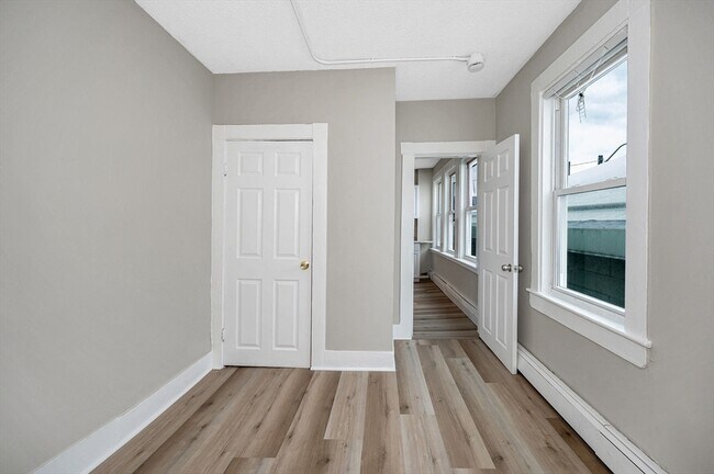 Building Photo - 50 1/2 Common St