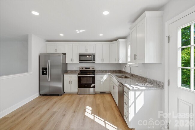 Building Photo - 702 Park Ave