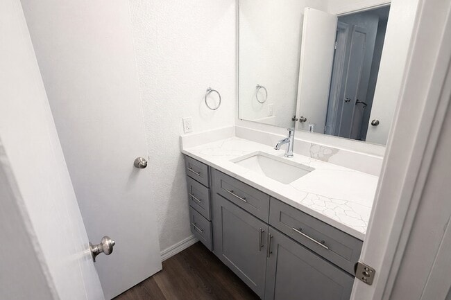 Building Photo - 16 Hill Top Ln