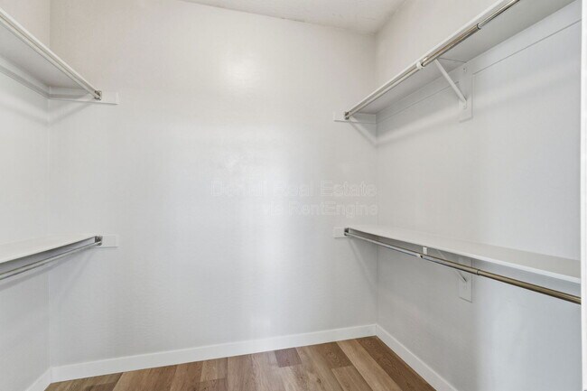 Building Photo - 1711 W Twain Ct