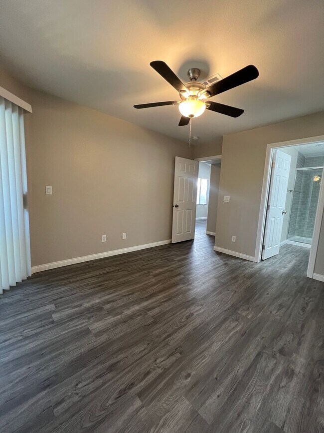 Building Photo - Newly Renovated Enclaves Condo!