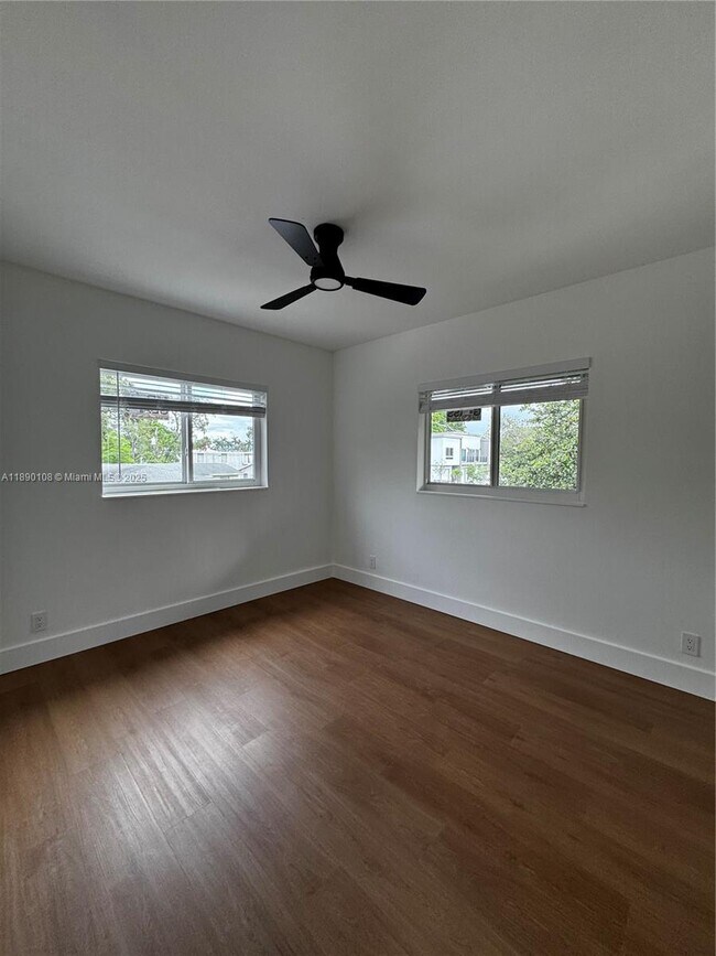 Building Photo - 1460 SW 24th Ct