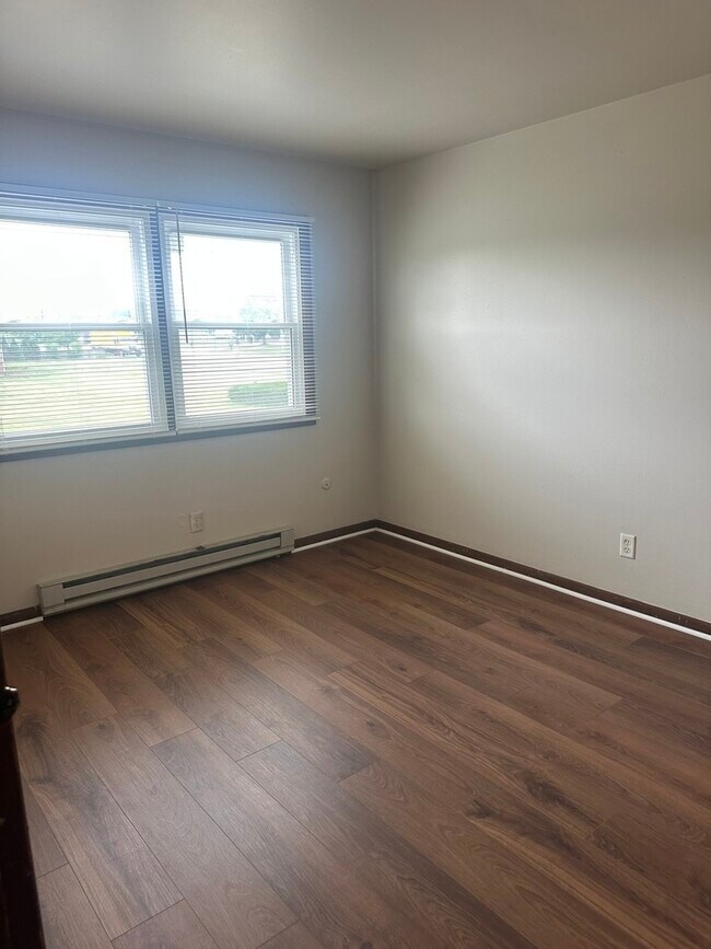 Building Photo - 1025 N Farnsworth Ave