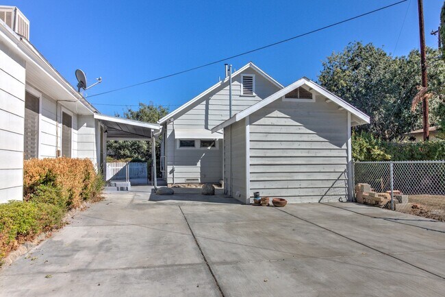 Building Photo - MOVE IN SPECIAL! 1320 1/2 E. Colton Ave. Cozy 1 bedroom, 1 bathroom Redlands Cottage!
