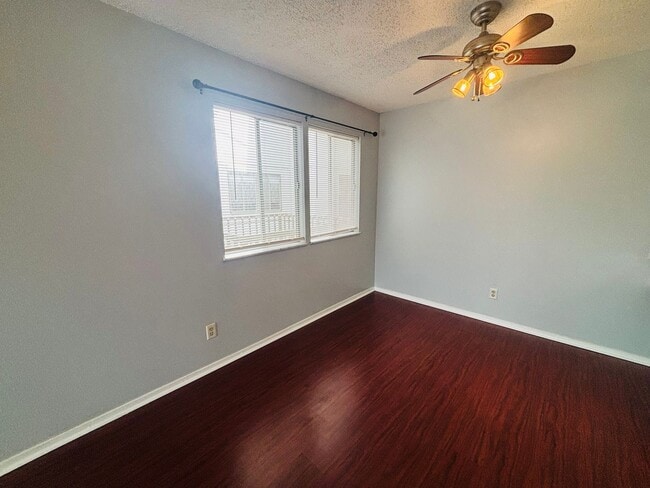 Building Photo - 1/1 Clean apartment