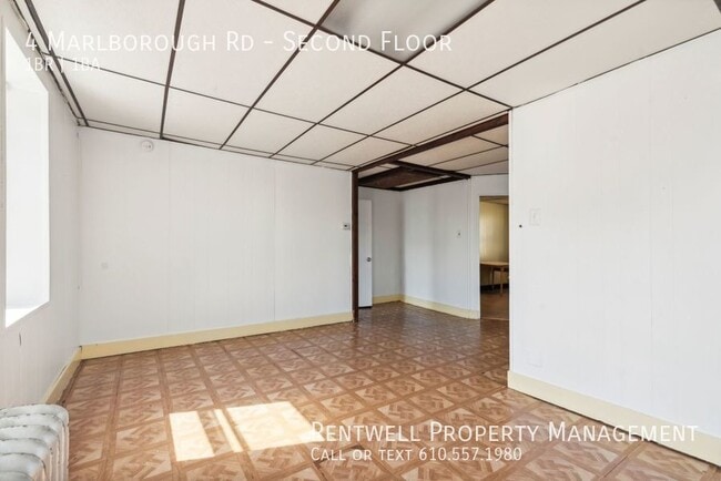 Building Photo - 1BR 1BA Second Floor Apartment is Upper Da...