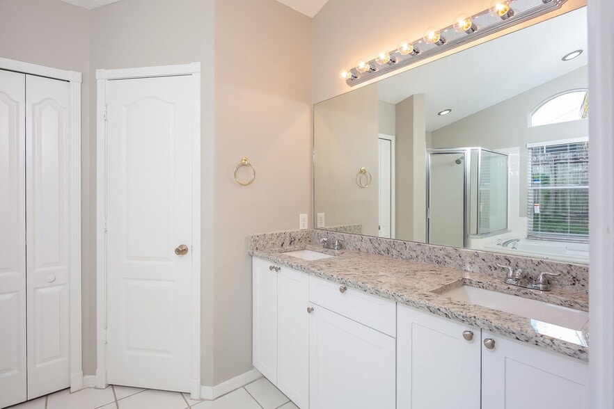 Building Photo - 402 Sangria Dr