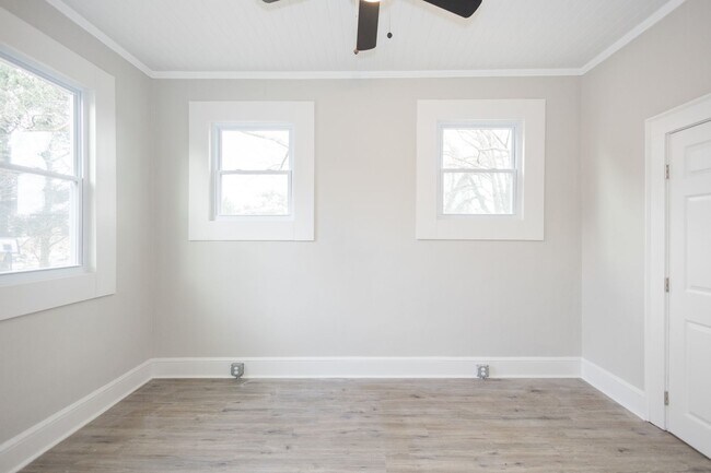 Building Photo - 725 W Poplar St