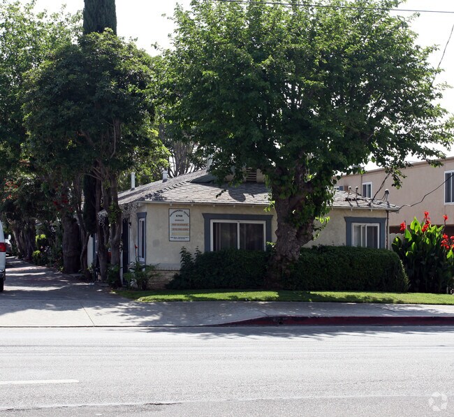Building Photo - Hayvenhurst Villas Apartments
