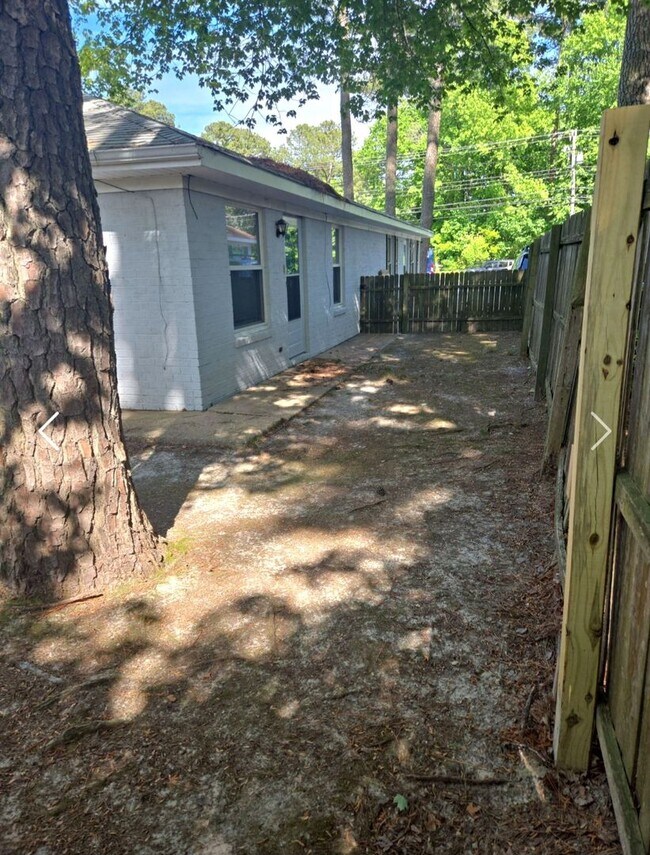 Building Photo - 703 S Rosemont Rd
