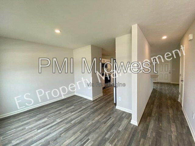 Building Photo - 2913 W Kings Cyn Dr