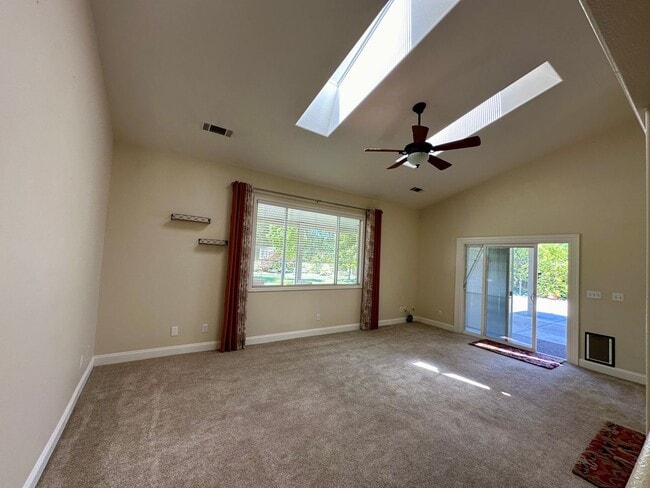 Building Photo - Beautiful well maintained home! Excellent ...