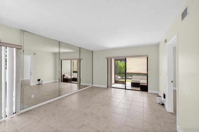 Building Photo - 351 Club Cir