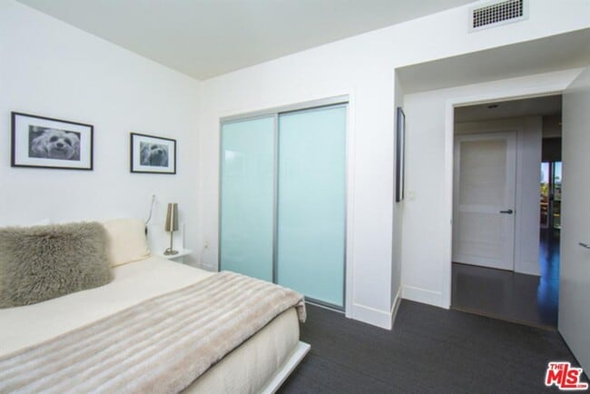 Building Photo - Penthouse Unit Available! Walkers Paradise! Will not Last!