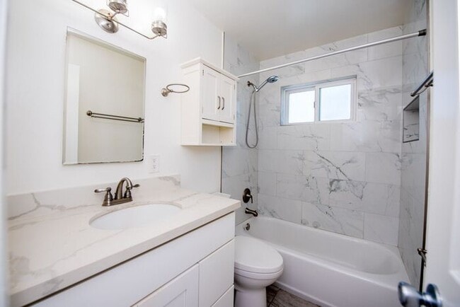 Building Photo - Charming Coastal Retreat - Newly Remodeled!