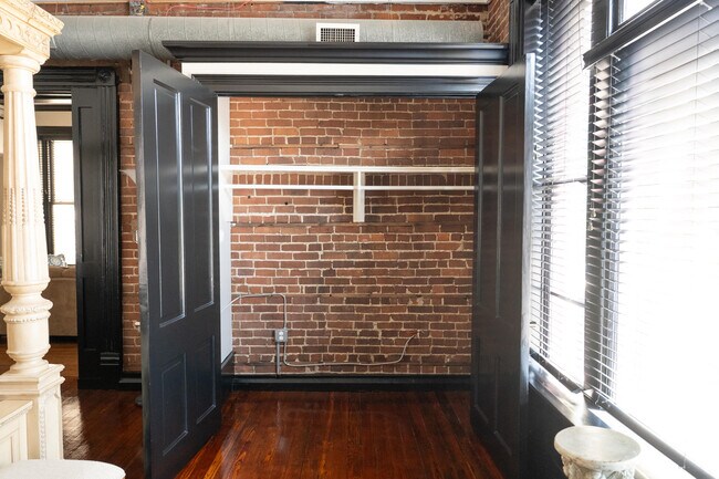 Building Photo - 275 S Limestone
