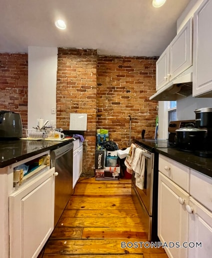 Building Photo - 216 Hemenway St