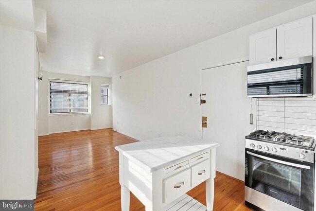 Building Photo - 319 S 10th St