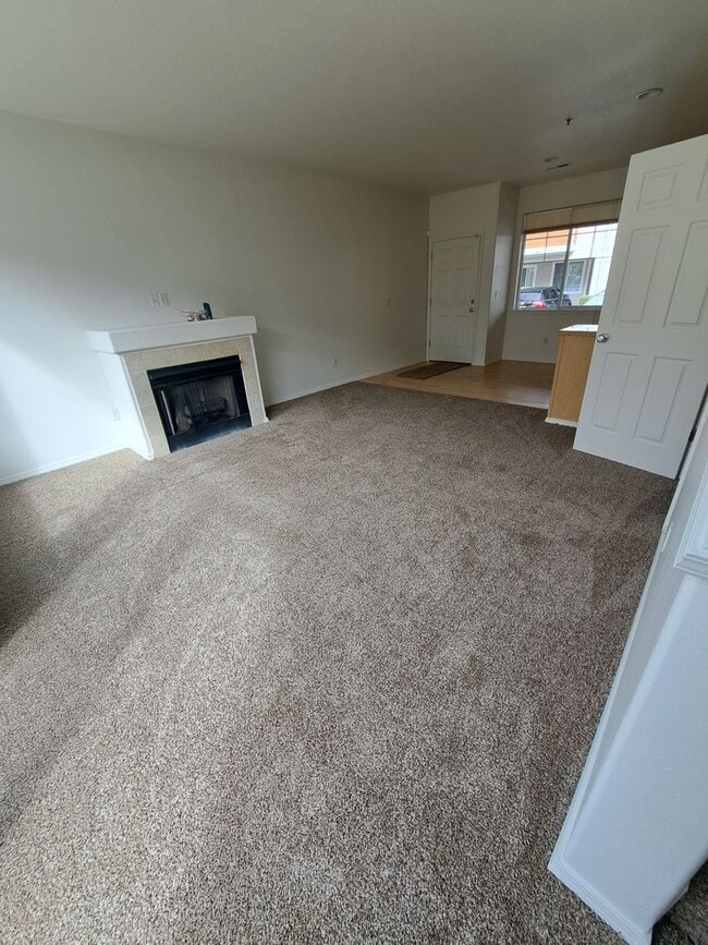 Building Photo - Fresh 3 bedroom - New Carpet new paint in Quatama area
