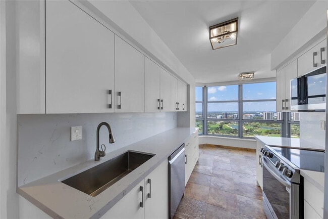 Building Photo - 3500 Mystic Pointe Dr