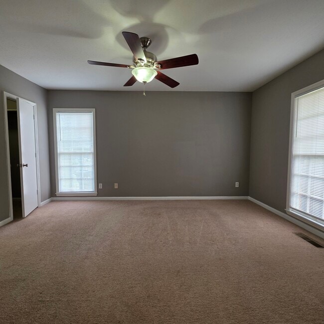 Building Photo - 825 Community Ave