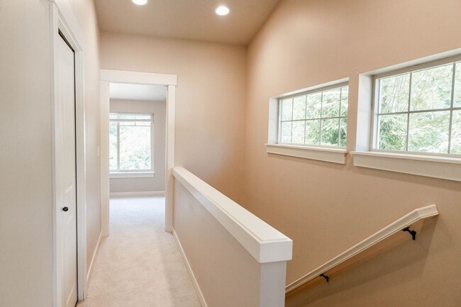 Building Photo - Townhouse Move-In Special – Half Month Free! Beautiful townhouse 3 beds 2.5 baths and garage.