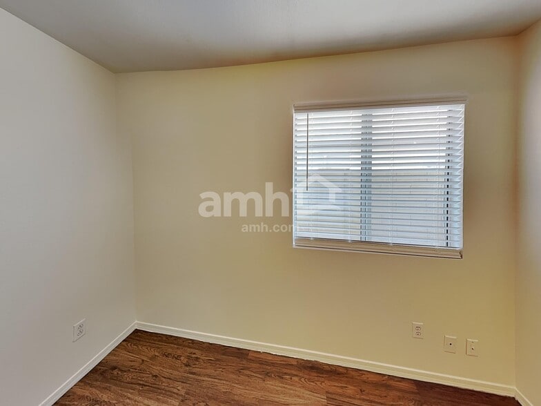 Building Photo - 9045 W Holly St