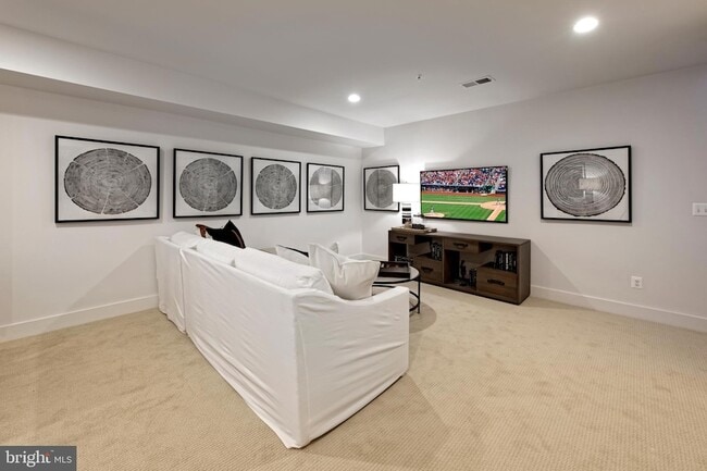 Building Photo - 1015 D St NE