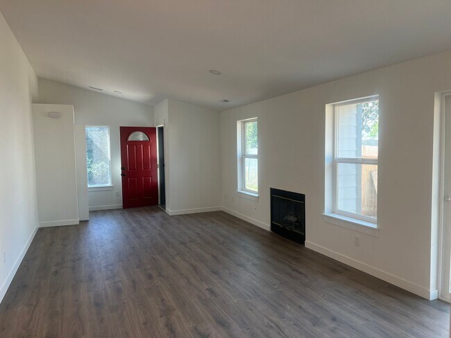 Building Photo - 724 SE 135th Ct