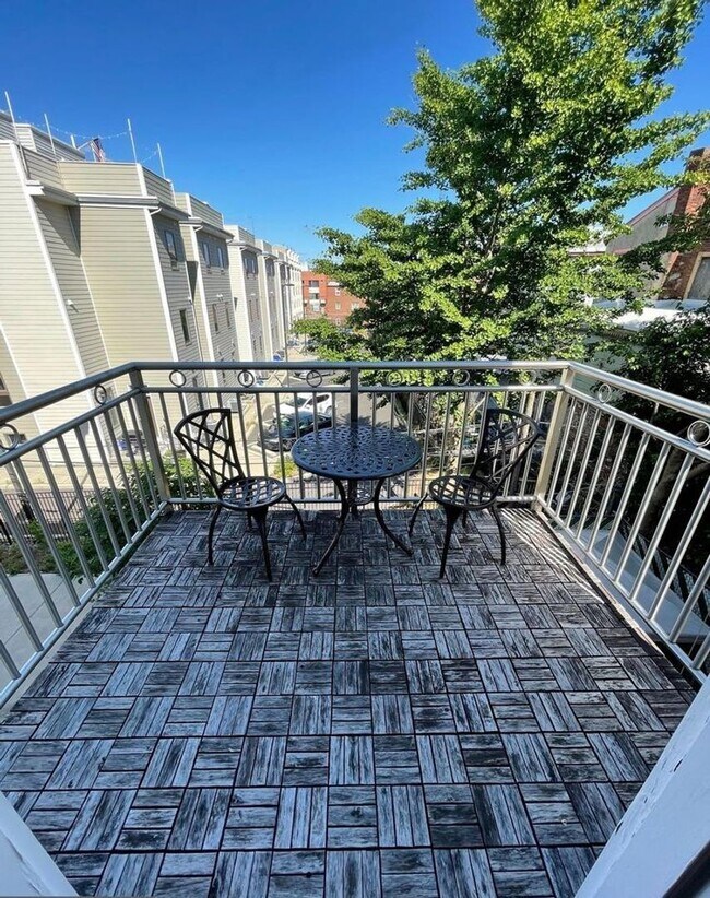 Building Photo - 615 N 11th St