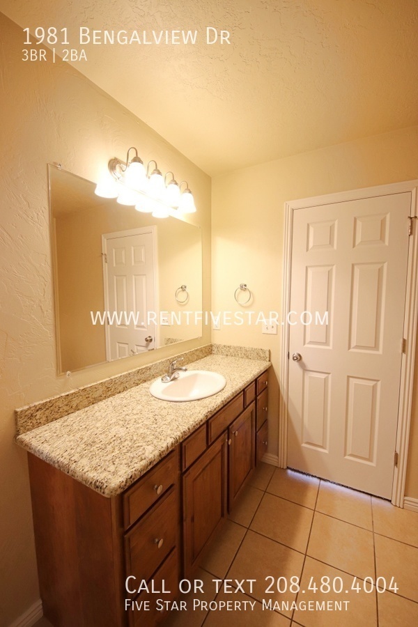 Building Photo - Newer Construction Townhome Available! Vis...